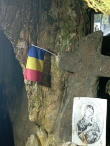 Ein Altar am Ende der Höhle