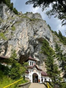 Der Blick auf den Eingang der Höhle mit dem Kloster